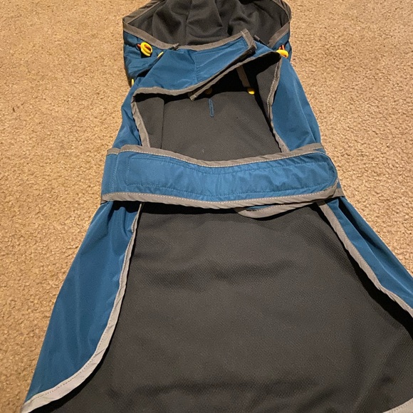 Wilderdog raincoat-medium - Picture 3 of 5